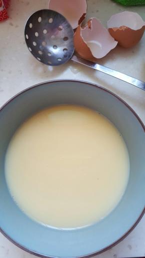 把表面的气泡用勺子清理一下，无语过滤