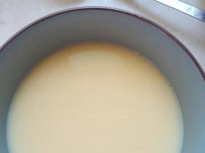 把表面的气泡用勺子清理一下，无语过滤