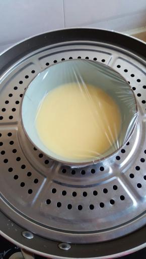 盖上保鲜膜静置一下，等水烧开放进蒸锅里