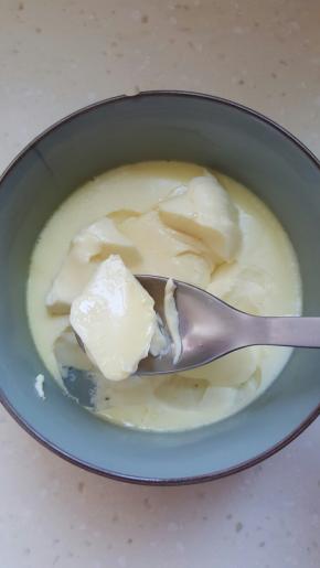 出锅后揭开保鲜膜加入少许香油，超级嫩滑爽口的鸡蛋羹做好了