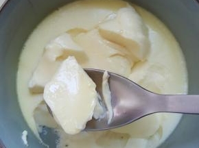 出锅后揭开保鲜膜加入少许香油，超级嫩滑爽口的鸡蛋羹做好了