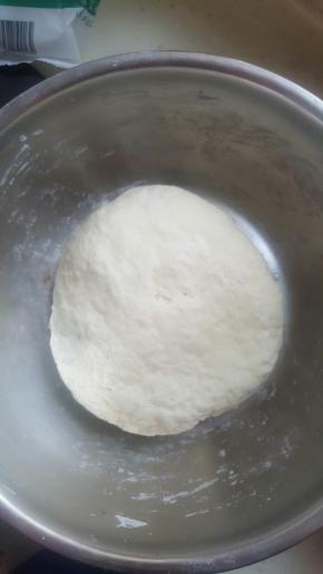 面粉加水放在厨师机里进行和面，水量根据自己面粉的吸水量添加