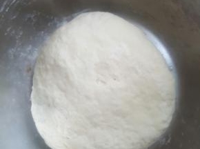 面粉加水放在厨师机里进行和面，水量根据自己面粉的吸水量添加