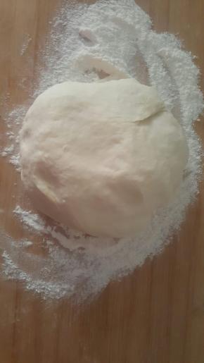 揉好的面团放一旁静置20分钟备用