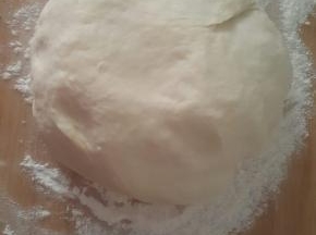 揉好的面团放一旁静置20分钟备用