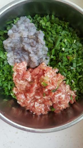 把韭菜洗净后切碎，虾仁切碎，这里的虾仁根据个人喜好也可以不切，那样吃出来的口感是不同的，猪肉馅全部放在一个盆里添加佐料进行搅拌