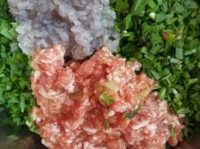 把韭菜洗净后切碎，虾仁切碎，这里的虾仁根据个人喜好也可以不切，那样吃出来的口感是不同的，猪肉馅全部放在一个盆里添加佐料进行搅拌