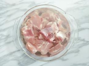 排骨用水浸泡30分钟，期间换两次水，把排骨血水泡出来