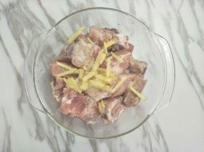 泡好的排骨沥干水，加入姜丝、料酒、盐糖调匀，放入冰箱腌制一个小时