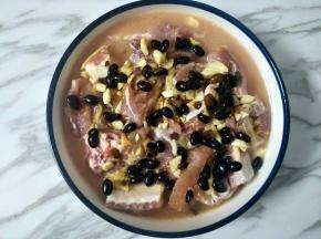 加入酱油，撒上蒜末和豆豉