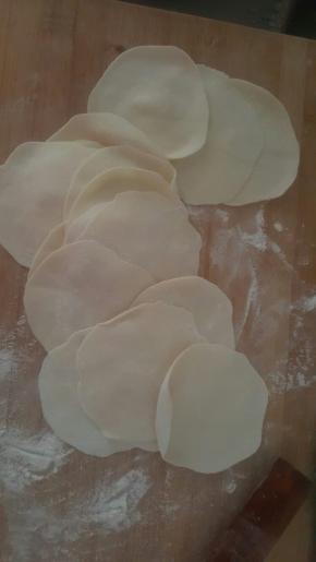 把剂子按扁用擀面杖擀成面片