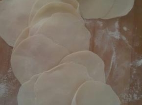 把剂子按扁用擀面杖擀成面片