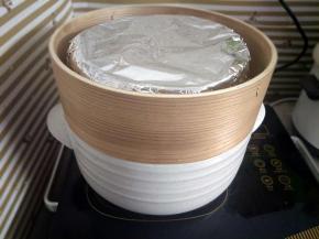 包上锡纸，以防多余水蒸气滴入排骨中，锅里水开后上锅蒸40分钟左右