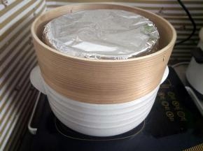 包上锡纸，以防多余水蒸气滴入排骨中，锅里水开后上锅蒸40分钟左右