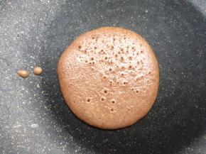 不粘锅小火不放油，倒入一勺面糊，表面起泡后翻面，两面金黄即可