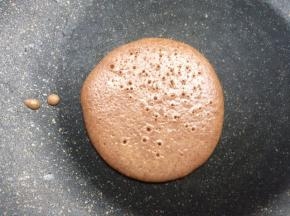 不粘锅小火不放油，倒入一勺面糊，表面起泡后翻面，两面金黄即可