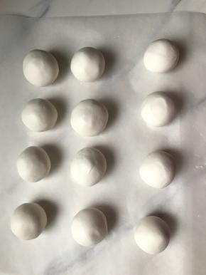 糯米粉加入适量水揉成光滑的面团，再分成小剂子揉圆，盖上保鲜膜备用