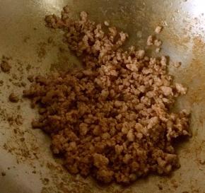 锅内放入适量色拉油，下肉末炒散，加少许蚝油盐调味