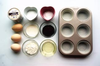 准备北海道戚风的食材及模具，将大号纸杯垫放入大号6连杯马芬蛋糕模具中。