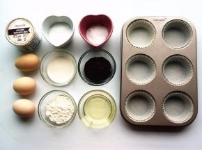 准备北海道戚风的食材及模具，将大号纸杯垫放入大号6连杯马芬蛋糕模具中。