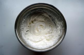 先制作戚风蛋糕。3个蛋清分3次加入35克细砂糖，打发至硬性发泡，放置一旁备用。