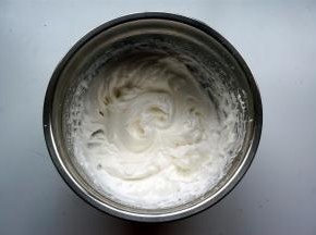 先制作戚风蛋糕。3个蛋清分3次加入35克细砂糖，打发至硬性发泡，放置一旁备用。