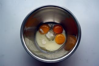 3个蛋黄，加入20克细砂糖，24克玉米油，24克牛奶，搅打至糖融化。