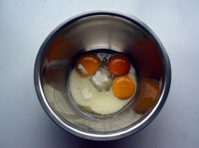 3个蛋黄，加入20克细砂糖，24克玉米油，24克牛奶，搅打至糖融化。