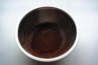 筛入低筋粉和可可粉，拌至无颗粒的顺滑状态。