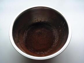 筛入低筋粉和可可粉，拌至无颗粒的顺滑状态。