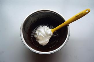 将蛋白糊和可可面糊切拌混合均匀。