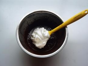 将蛋白糊和可可面糊切拌混合均匀。