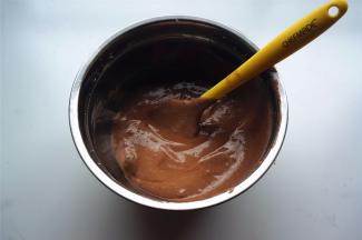 混合好的面糊装入裱花袋（不装也可以，技术好的可以直接倒入纸杯）。