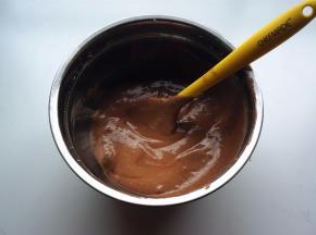 混合好的面糊装入裱花袋（不装也可以，技术好的可以直接倒入纸杯）。