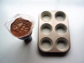 将面糊挤入纸托里，建议六七分满即可。