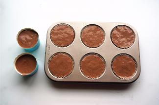 我这个倒太满了，蛋糕烤好会涨得很高，最后冷却会成蘑菇状，影响卖相哦。其实这个面糊的份量，可以做10个纸托的蛋糕。