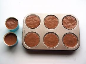 我这个倒太满了，蛋糕烤好会涨得很高，最后冷却会成蘑菇状，影响卖相哦。其实这个面糊的份量，可以做10个纸托的蛋糕。