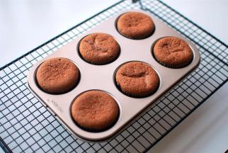 将蛋糕放入上下火180度预热好的烤箱中层，烘烤15~20分钟，出炉后冷却，蛋糕有所回缩，是正常的。