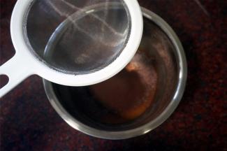 然后筛入玉米淀粉和可可粉。