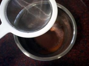 然后筛入玉米淀粉和可可粉。