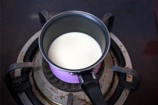 135克全脂奶加入35克细砂糖，用中火煮沸腾，边煮边搅拌哦。