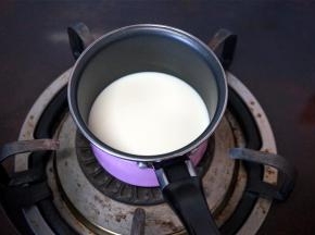 135克全脂奶加入35克细砂糖，用中火煮沸腾，边煮边搅拌哦。
