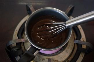 小火加热，并不断搅拌，使得混合液变浓稠，成为巧克力卡仕达酱，离火。