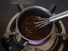 小火加热，并不断搅拌，使得混合液变浓稠，成为巧克力卡仕达酱，离火。
