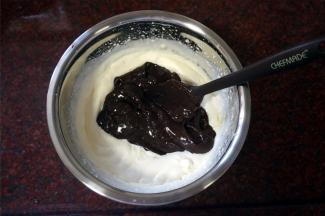 将巧克力酱和淡奶油混合，巧克力奶油馅就做好了。