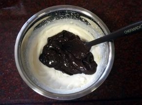 将巧克力酱和淡奶油混合，巧克力奶油馅就做好了。