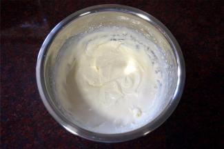 淡奶油打发至6分发状态（跟做慕斯蛋糕时的状态一致）。