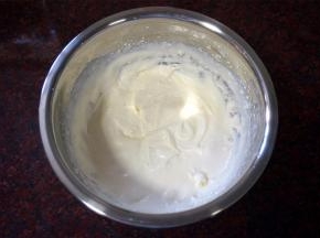 淡奶油打发至6分发状态（跟做慕斯蛋糕时的状态一致）。