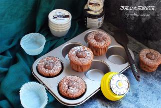 蛋糕放冰箱冷藏保存，可以保存2~3天。吃之前在表面撒入少许糖粉做装饰，漂漂亮亮的哦。