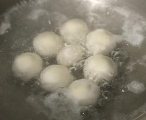 锅里水烧开，下圆子，烧到圆子浮上来就差不多好了